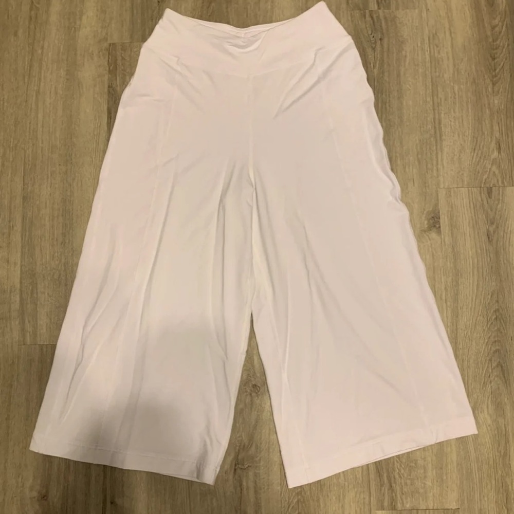 Lululemon flowy capri size 8